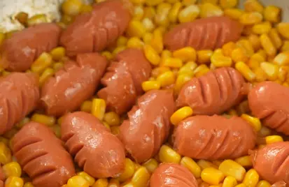 CÁCH LÀM BẮP XÀO XÚC XÍCH ĐƠN GIẢN CHỈ VỚI 15 PHÚT THƠM NGON KHÓ CƯỠNG 